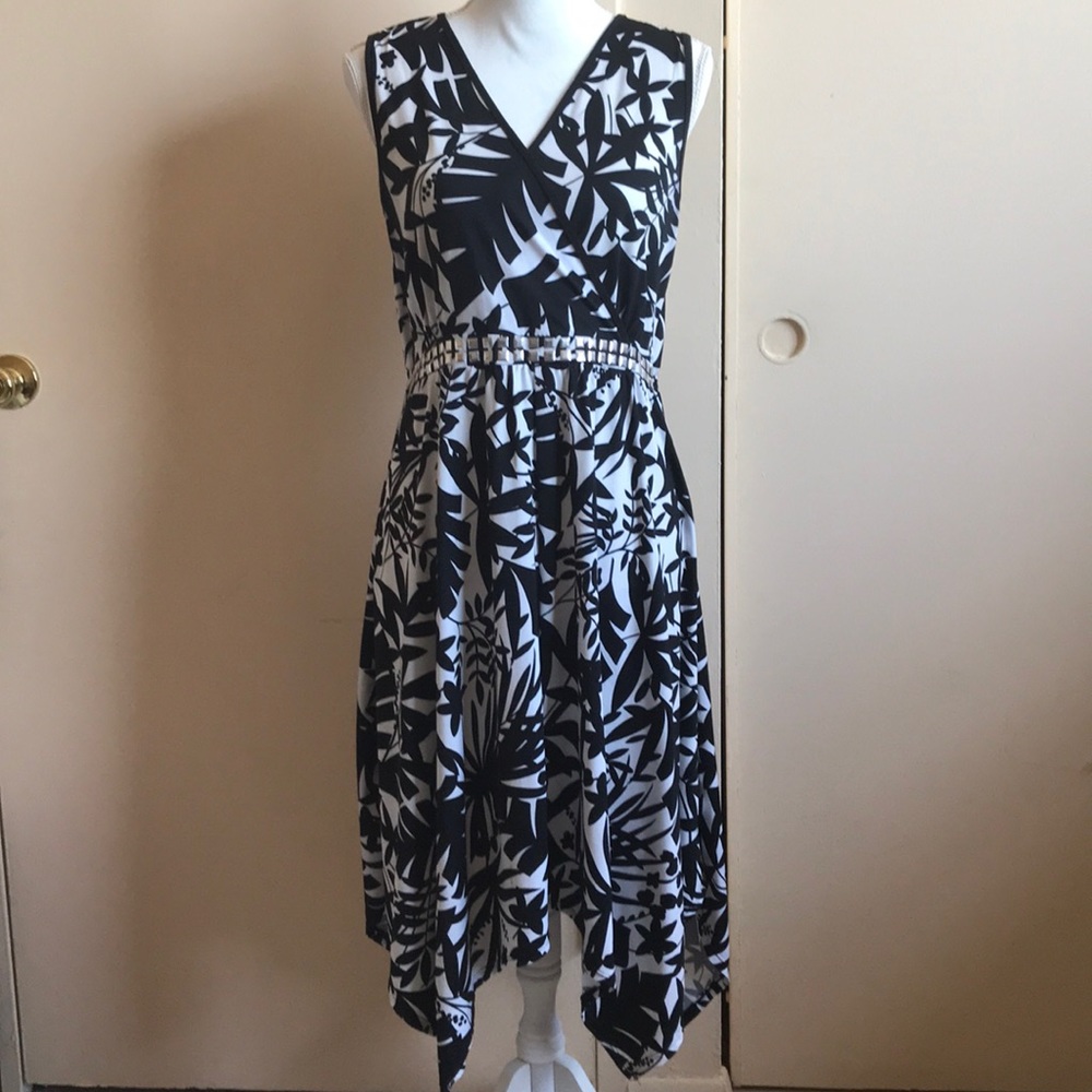 Abeautiful black and white dress with leaf design